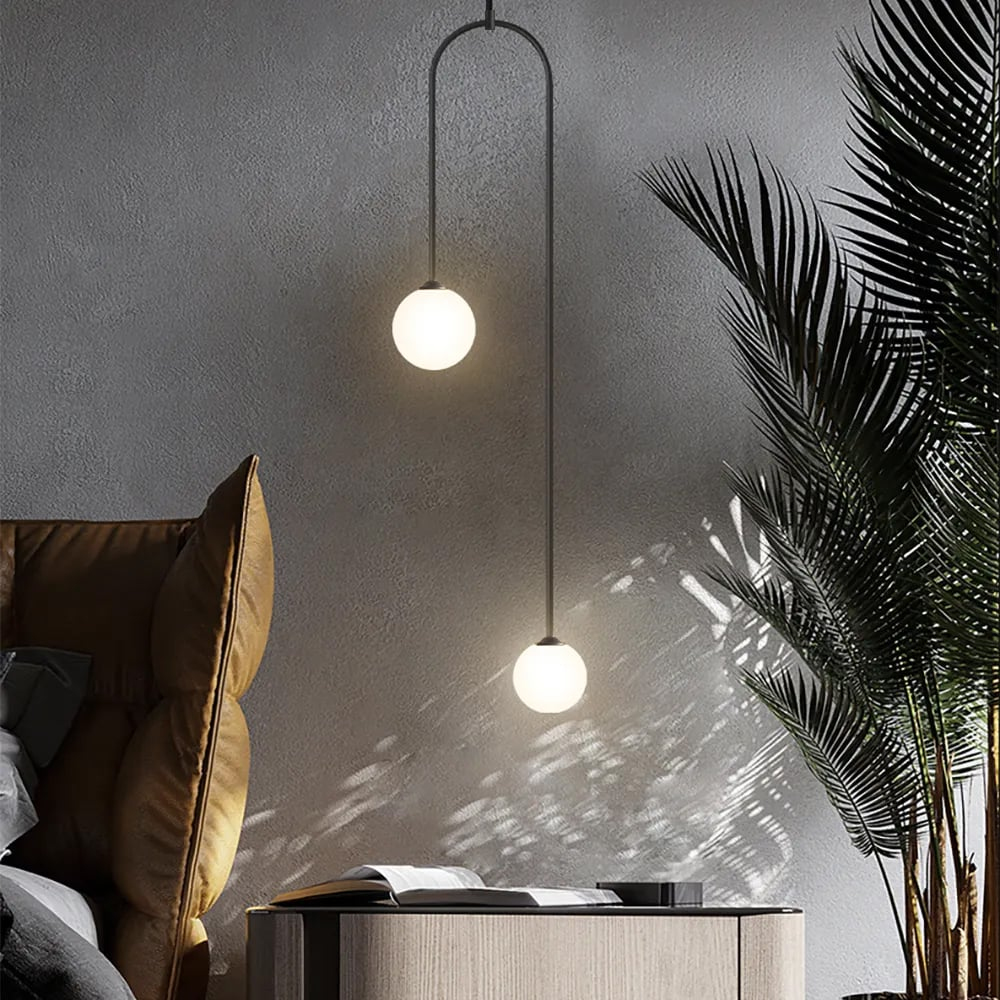 Moderne Zwei-Licht-Pendelleuchte mit U-förmigem Glaskugendesign in Schwarz, ideal für Wohn- und Schlafzimmer