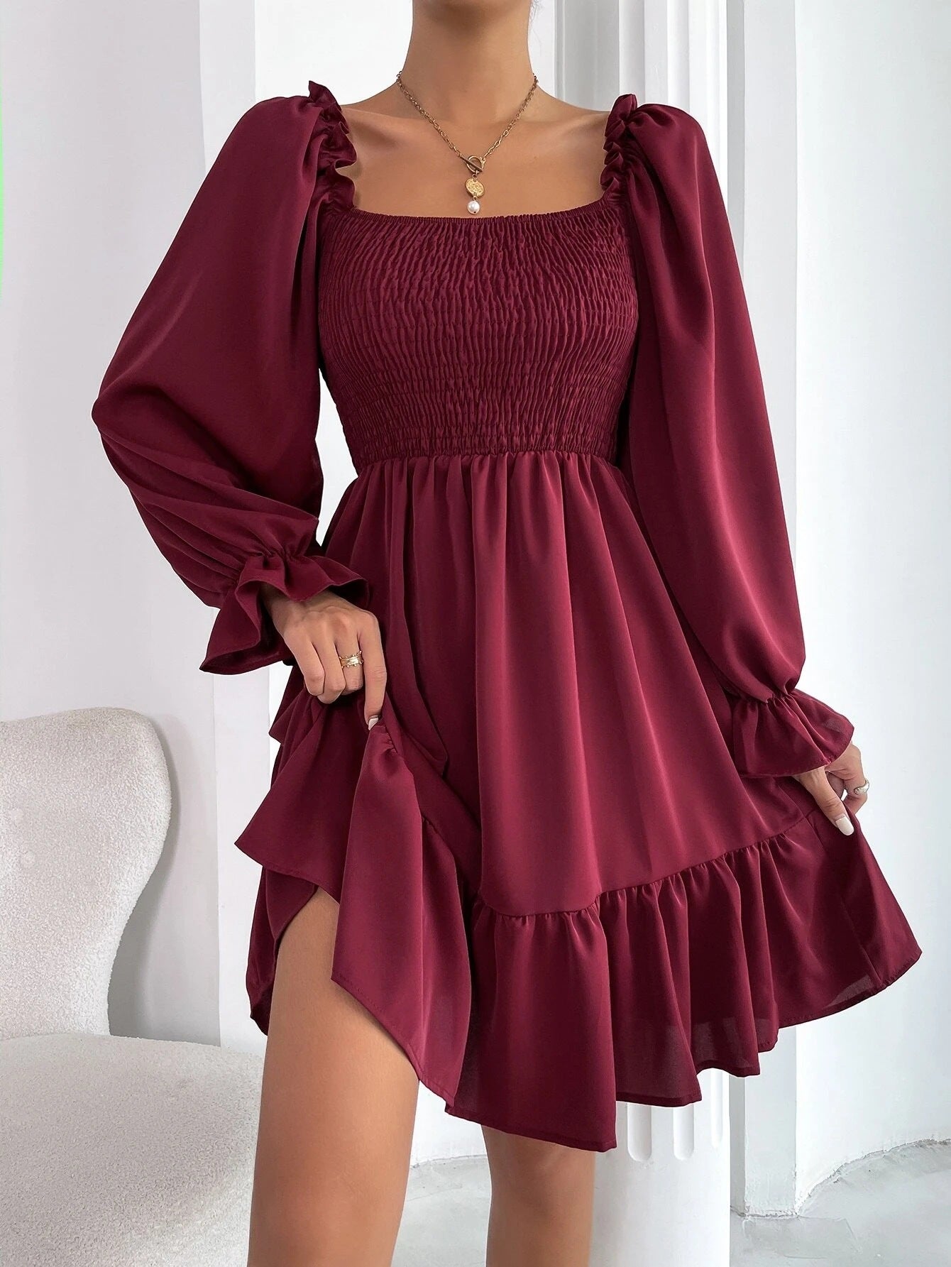 Fließendes Langarm-Kleid von Fudus mit quadratischem Ausschnitt und Rüschen