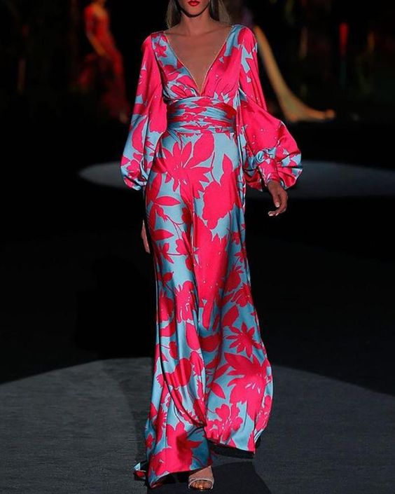 Elegantes V-Ausschnitt Kleid von Julia