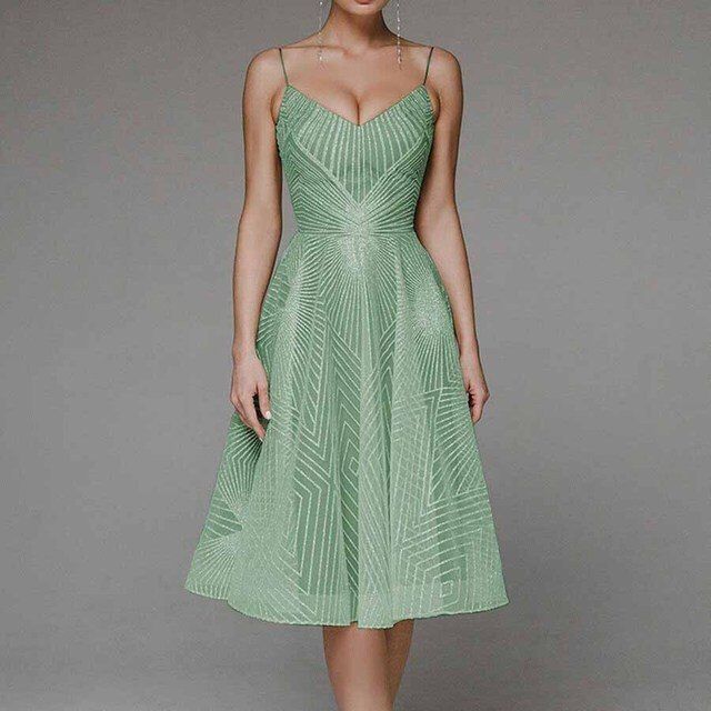 Klassisch-elegantes Abendkleid mit symmetrischem Schnitt
