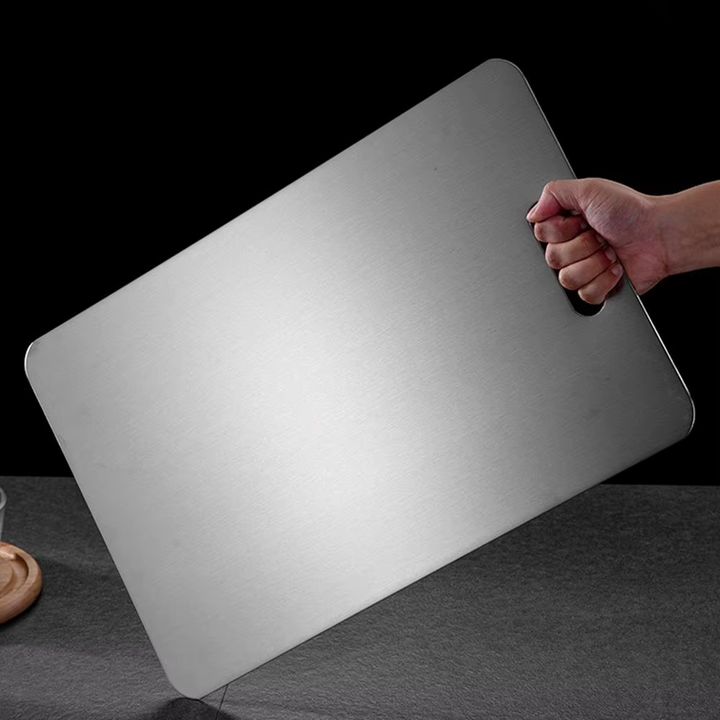 Planche À Découper En Métal Brossé Avec Design Industriel Épuré Et Hygiène Durable Pour Cuisines Modernes