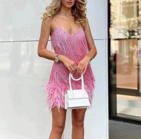 Robe Courte Avec Accents en Plumes Avec Détails Texturés pour Une Soirée Glamour Moderne et Élégante