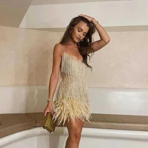 Robe Courte Avec Accents en Plumes Avec Détails Texturés pour Une Soirée Glamour Moderne et Élégante