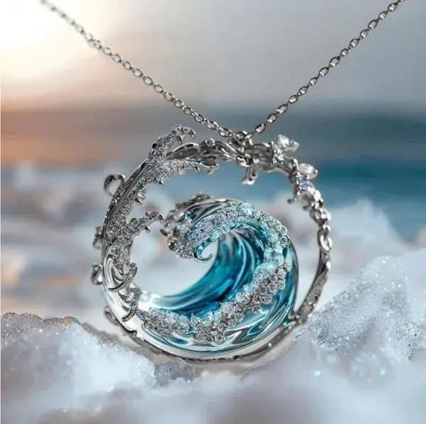 Collier Pendentif Judith Vague Bleue En Résine Avec Zircons Cubiques Brillants Et Chaîne Fine