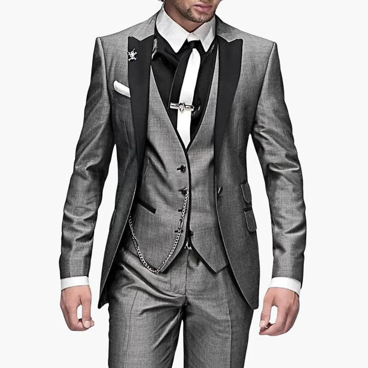 Costume Homme Bourgogne Trois Pièces Pour Mariage Avec Revers Noirs Coupe Ajustée Par Amawinc