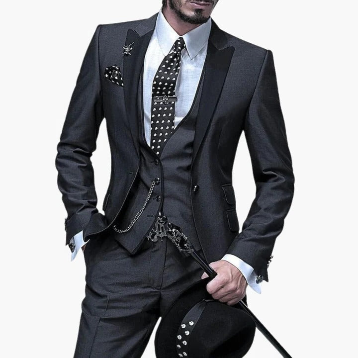 Costume Homme Bourgogne Trois Pièces Pour Mariage Avec Revers Noirs Coupe Ajustée Par Amawinc