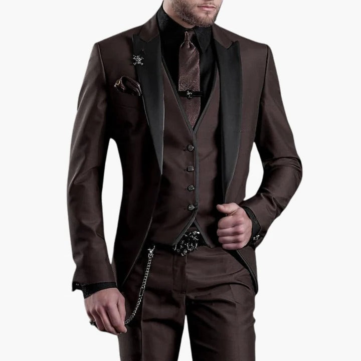 Costume Homme Bourgogne Trois Pièces Pour Mariage Avec Revers Noirs Coupe Ajustée Par Amawinc