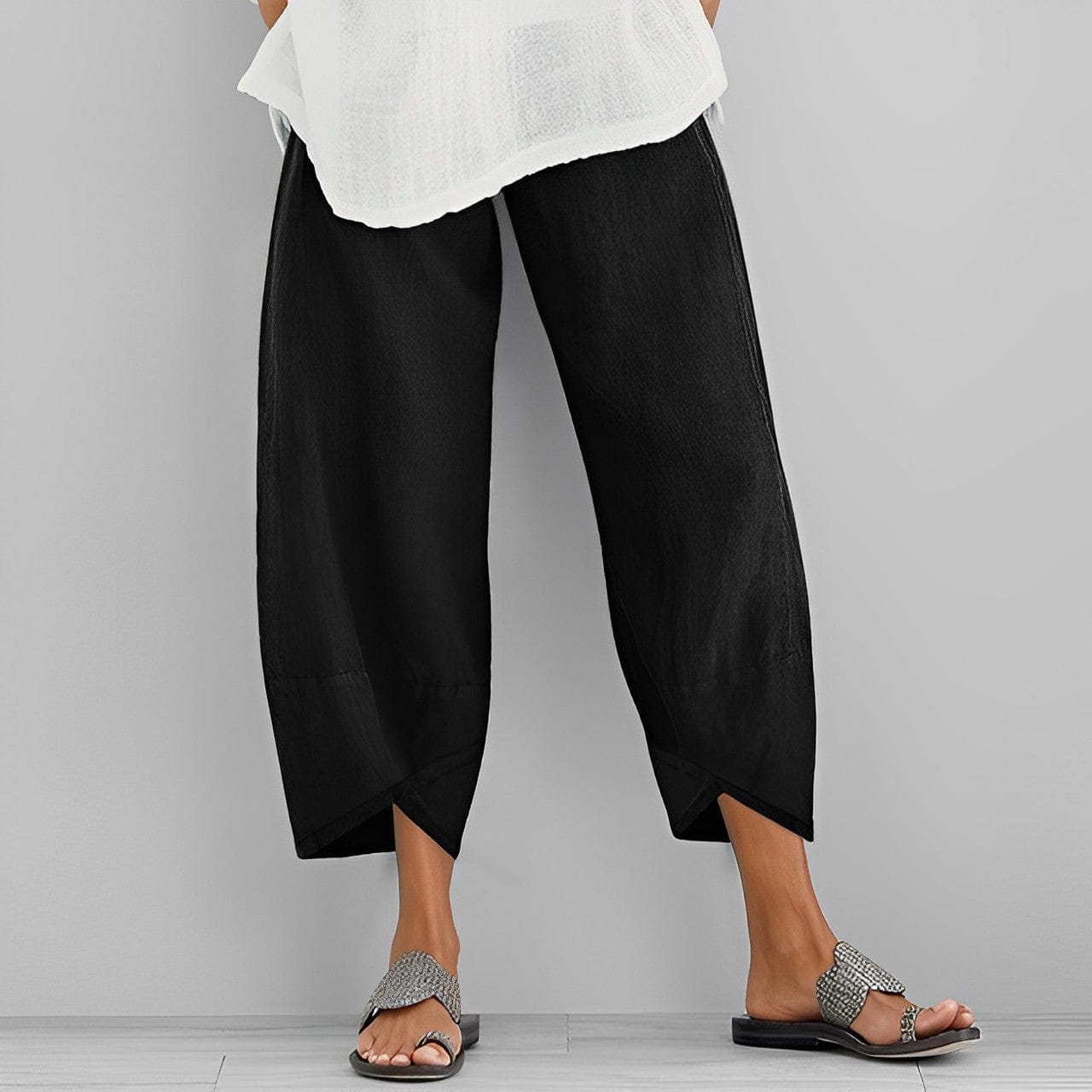 Bequeme, weit geschnittene Damenhose mit geschwungenem Saum
