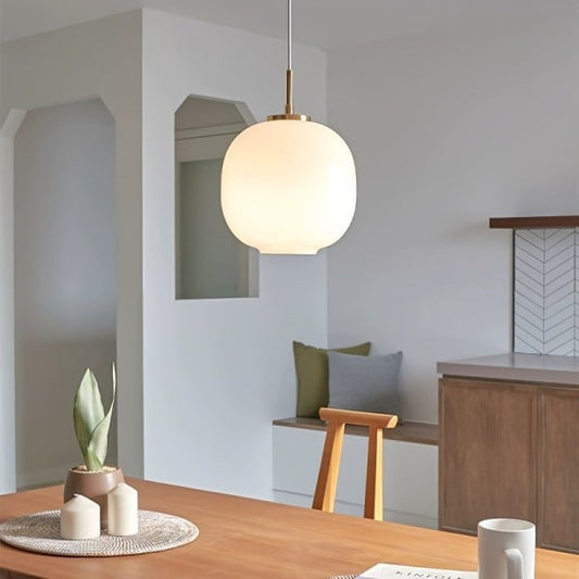Moderne skandinavische Pendelleuchte aus Opalglas mit abgerundeter Form
 - OnyxLampen