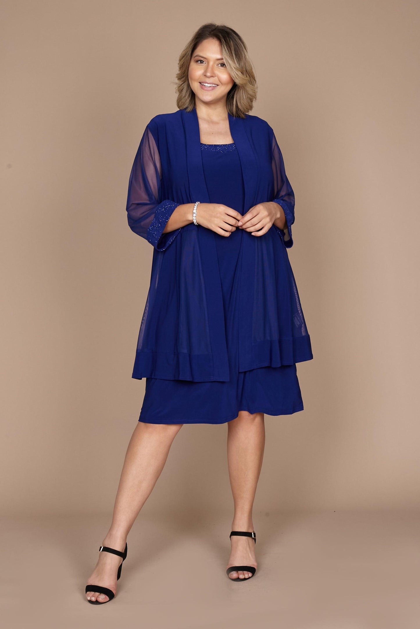 Robe Courte Pour Mère De La Mariée Modèle 8271 Avec Veste Col En Scoop Manches Translucides