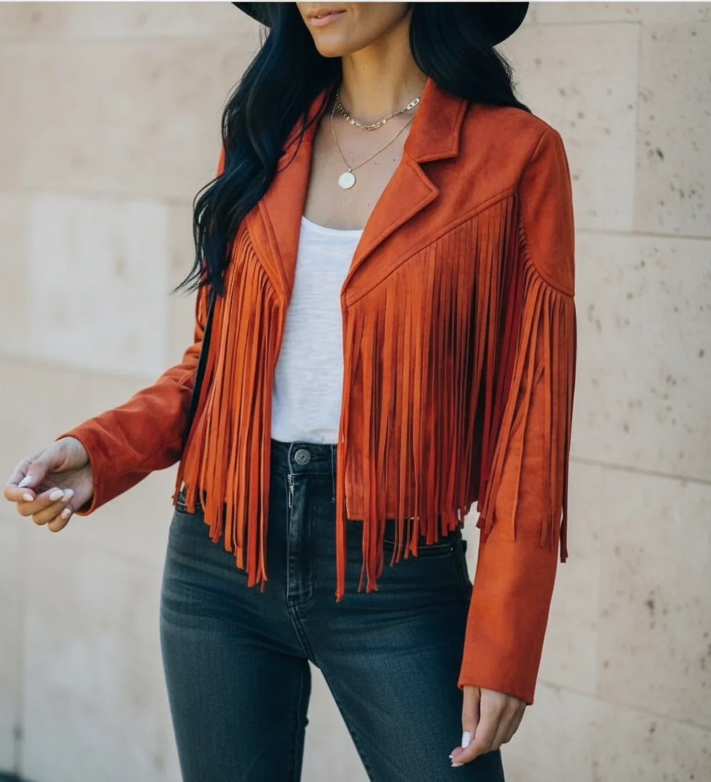 Veste Motarde Féminine À Franges Croppée Avec Revers Ouvert Style Western Pour Une Allure Chic