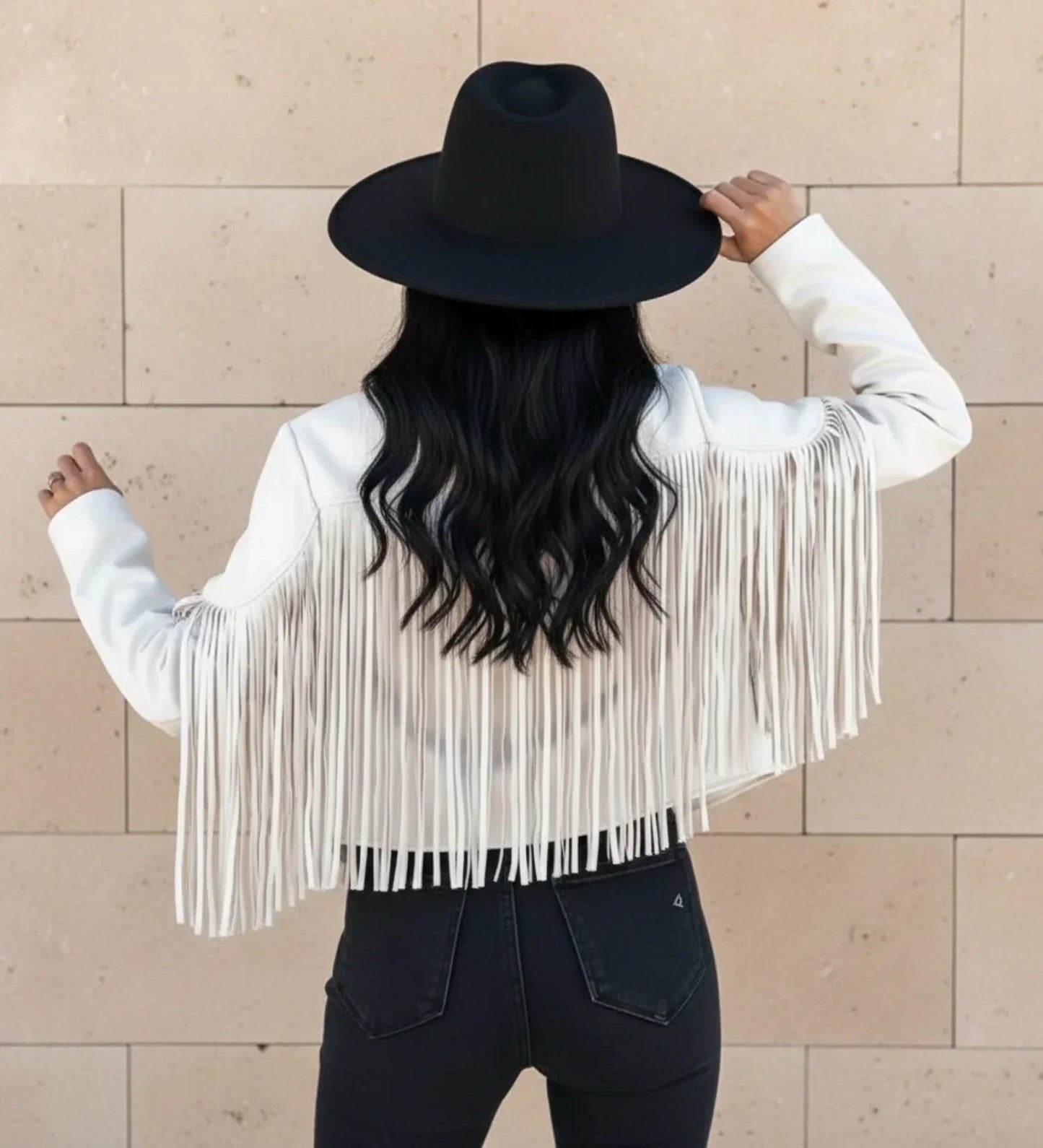 Veste Motarde Féminine À Franges Croppée Avec Revers Ouvert Style Western Pour Une Allure Chic